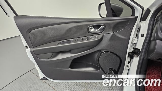 Renault Korea Clio Intens Panoramic 2019 — фото 24