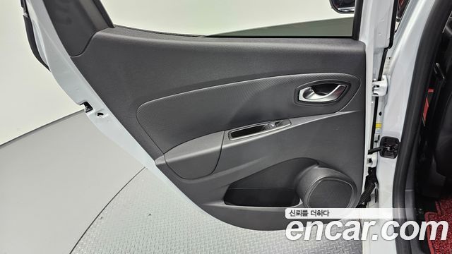 Renault Korea Clio Intens Panoramic 2019 — фото 25