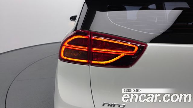 Kia Niro 1.6 HEV Prestige 2022 — фото 23