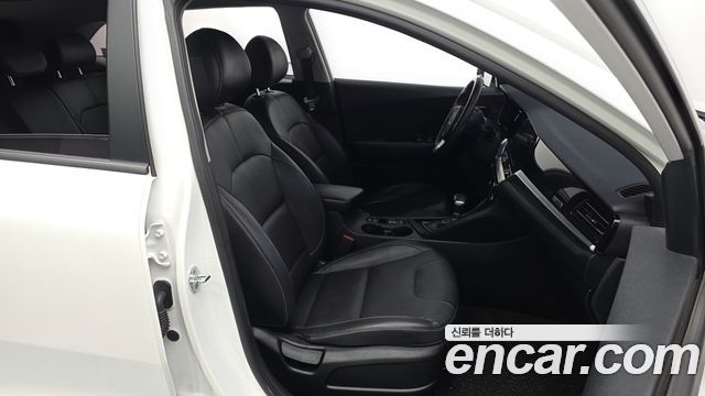 Kia Niro 1.6 HEV Prestige 2022 — фото 26