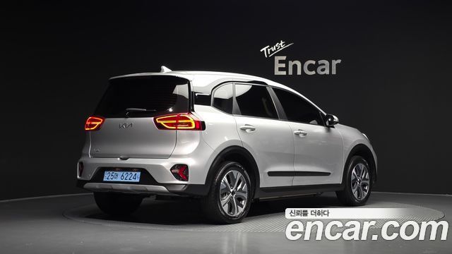 Kia Niro Plus Air 2023 — фото 2