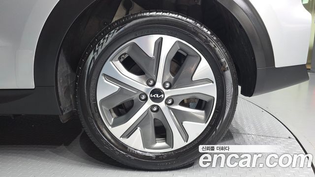 Kia Niro Plus Air 2023 — фото 5