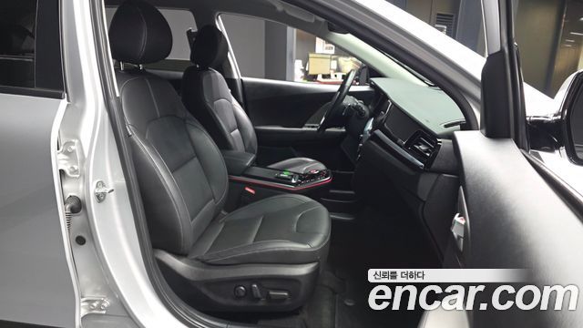 Kia Niro Plus Air 2023 — фото 11