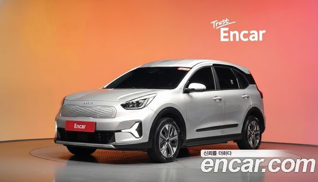 Kia Niro Plus Air 2023 — фото 1