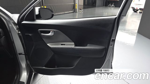Kia Niro Plus Air 2023 — фото 24