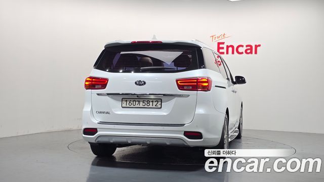 Kia Carnival 9-Seater Luxury 2019 — фото 4