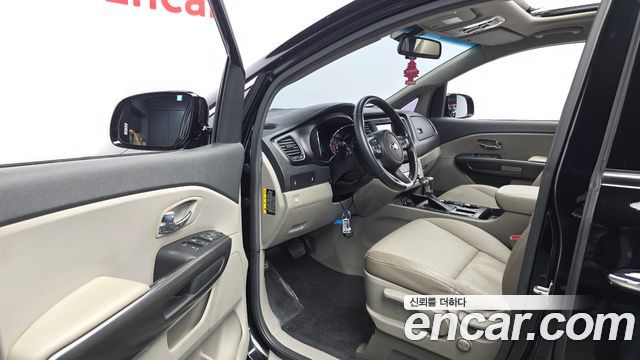 Kia Carnival 9-Seater Luxury 2019 — фото 10