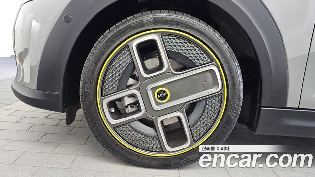 MINI Cooper Electric SE Electric 3rd 2023 — фото 5