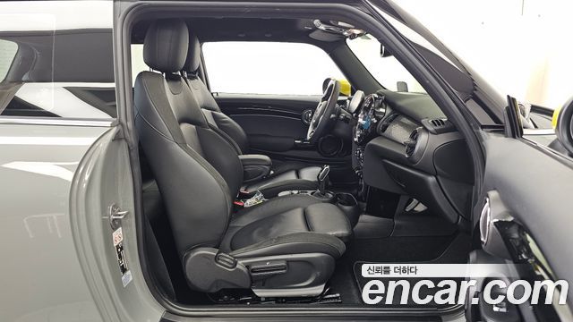 MINI Cooper Electric SE Electric 3rd 2023 — фото 15