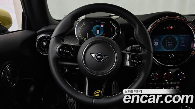 MINI Cooper Electric SE Electric 3rd 2023 — фото 17