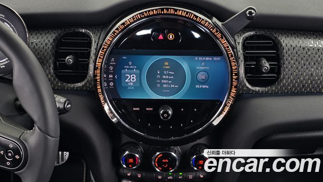 MINI Cooper Electric SE Electric 3rd 2023 — фото 18