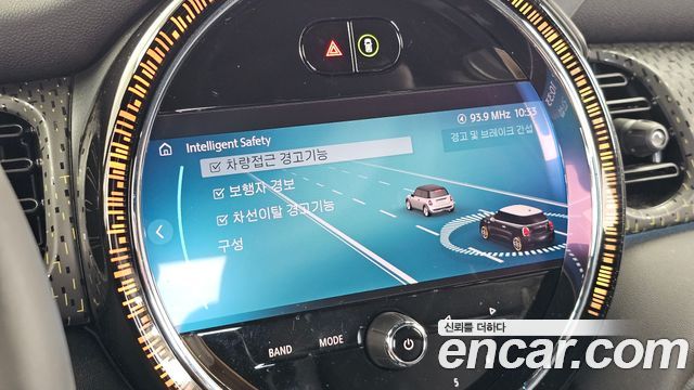MINI Cooper Electric SE Electric 3rd 2023 — фото 19