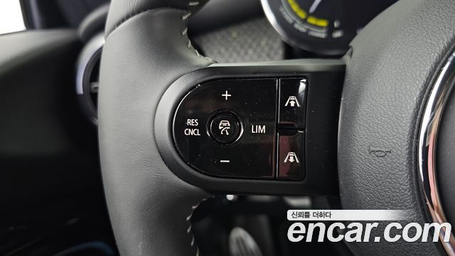 MINI Cooper Electric SE Electric 3rd 2023 — фото 23