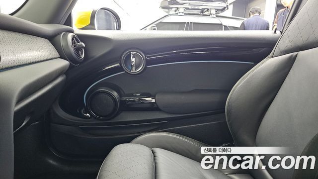 MINI Cooper Electric SE Electric 3rd 2023 — фото 31