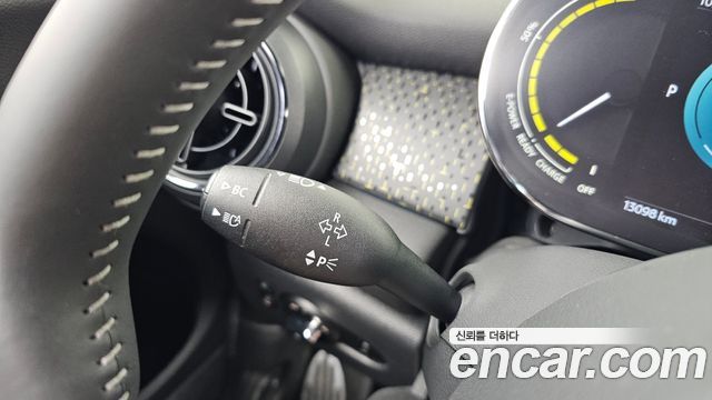 MINI Cooper Electric SE Electric 3rd 2023 — фото 34