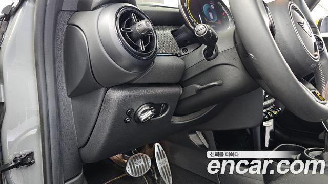 MINI Cooper Electric SE Electric 3rd 2023 — фото 35