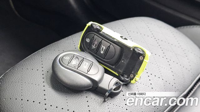 MINI Cooper Electric SE Electric 3rd 2023 — фото 37
