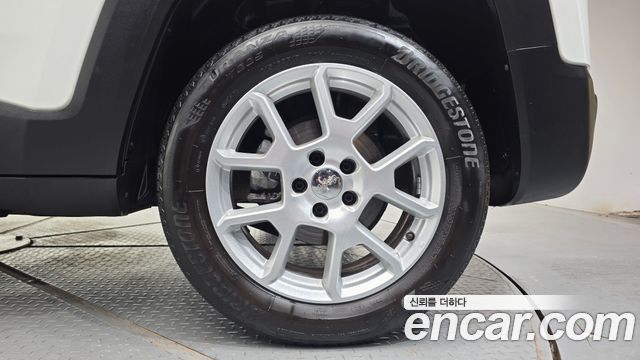 Jeep Renegade 2.4 Limited 2021 — фото 27