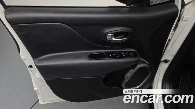 Jeep Renegade 2.4 Limited 2021 — фото 30