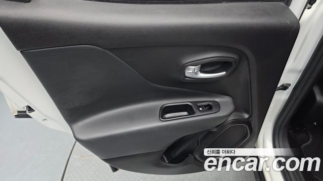 Jeep Renegade 2.4 Limited 2021 — фото 31