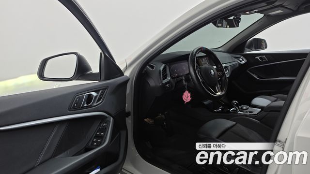 BMW 1 Series (F40) 120i Advantage 2022 — фото 10