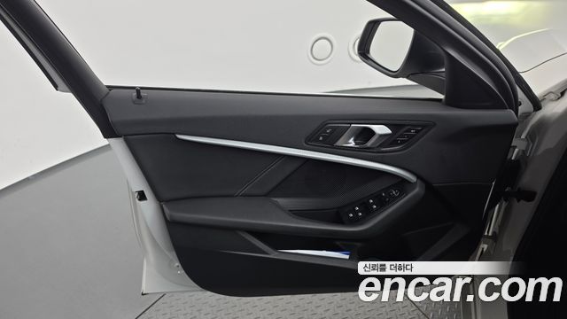 BMW 1 Series (F40) 120i Advantage 2022 — фото 24