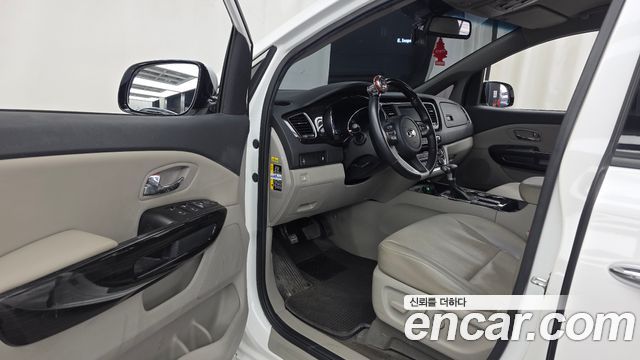 Kia Carnival 9-Seater Prstige 2019 — фото 10