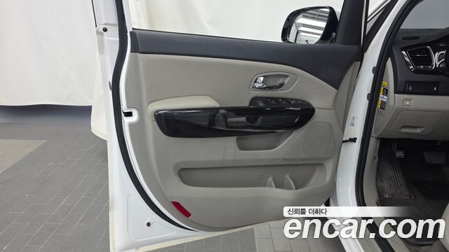 Kia Carnival 9-Seater Prstige 2019 — фото 30