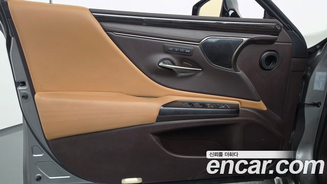 Lexus ES300h (VII) Executive 2019 — фото 24