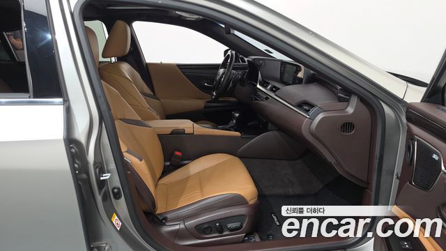 Lexus ES300h (VII) Executive 2019 — фото 26