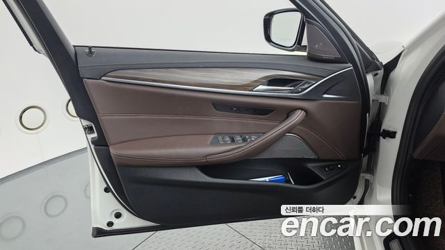 BMW 5 Series (G30) 530e M Sport 2021 — фото 30
