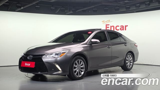 Toyota Camry 2.5 XLE 2017 — фото 1