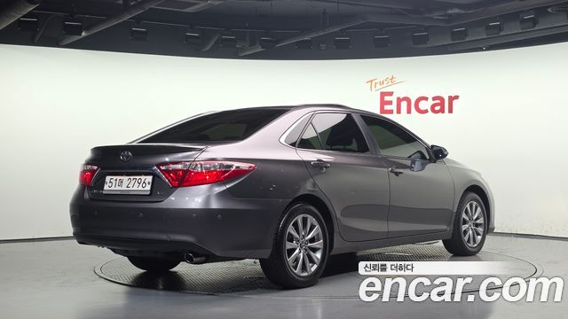 Toyota Camry 2.5 XLE 2017 — фото 2