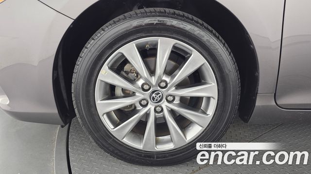 Toyota Camry 2.5 XLE 2017 — фото 5