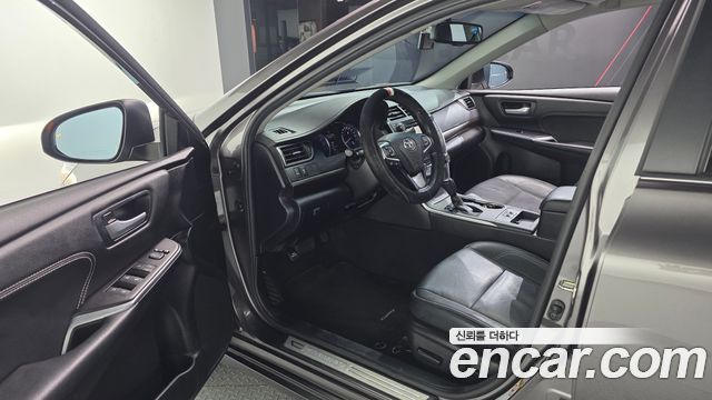 Toyota Camry 2.5 XLE 2017 — фото 10