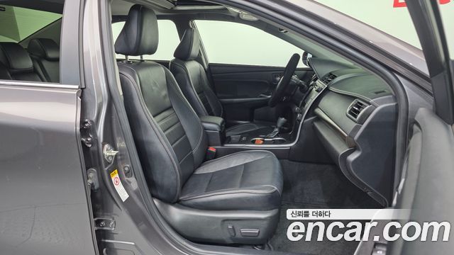 Toyota Camry 2.5 XLE 2017 — фото 11