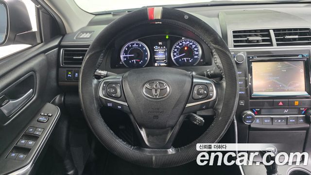 Toyota Camry 2.5 XLE 2017 — фото 13
