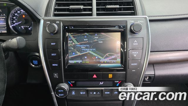 Toyota Camry 2.5 XLE 2017 — фото 14