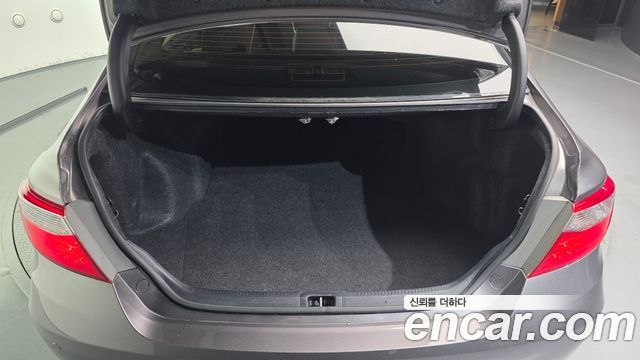 Toyota Camry 2.5 XLE 2017 — фото 20
