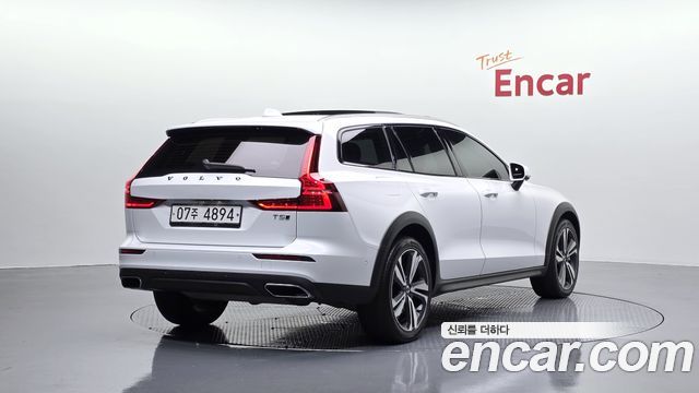 Volvo V60 Cross Country (II) T5 Pro AWD 2019 — фото 2