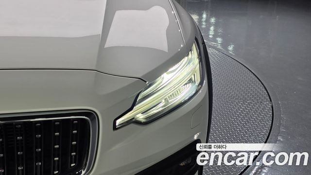 Volvo V60 Cross Country (II) T5 Pro AWD 2019 — фото 28