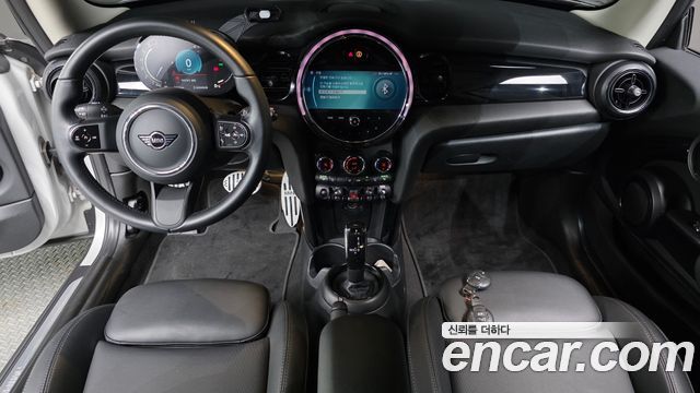 MINI Cooper Classic Plus Launch Pack Third Generation 2022 — фото 7