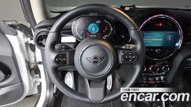 MINI Cooper Classic Plus Launch Pack Third Generation 2022 — фото 13