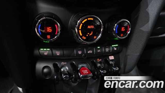 MINI Cooper Classic Plus Launch Pack Third Generation 2022 — фото 17