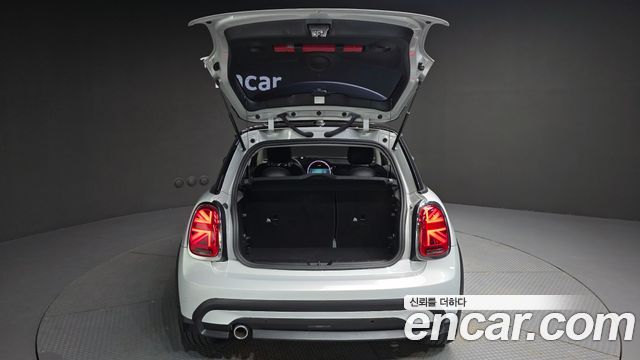 MINI Cooper Classic Plus Launch Pack Third Generation 2022 — фото 19