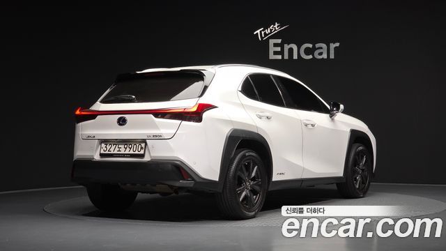 Lexus UX250h 2.0 2WD 2020 — фото 2