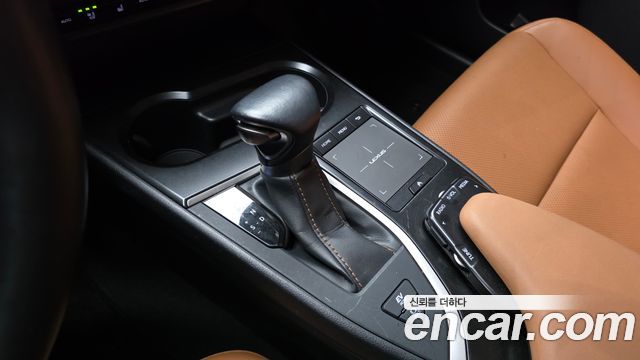 Lexus UX250h 2.0 2WD 2020 — фото 9