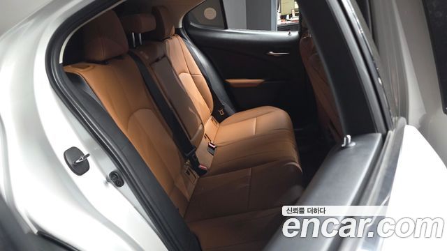 Lexus UX250h 2.0 2WD 2020 — фото 12