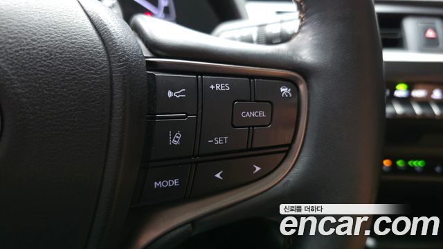 Lexus UX250h 2.0 2WD 2020 — фото 17