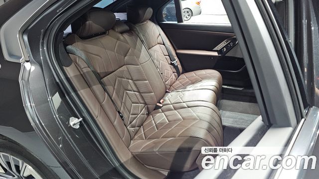 BMW 7 Series (G70) 740i sDrive Design Pure Excellence 2023 — фото 11